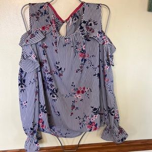 Xhilaration puff sleeve seersucker top. Size: Large. Ruffle sleeves. Never worn!